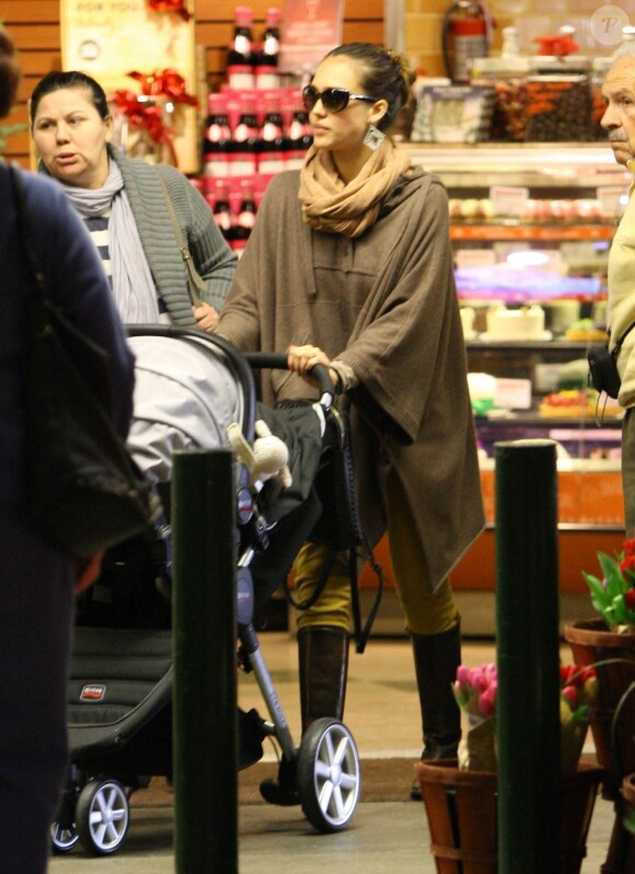 La belle Jessica Alba fait quelques courses en famille à Beverly Hills le 4 décembre 2011