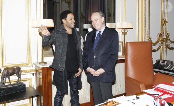 Lenny Kravitz au ministère de la Culture avec Frédéric Mitterrand, à Paris, le 30 novembre 2011.