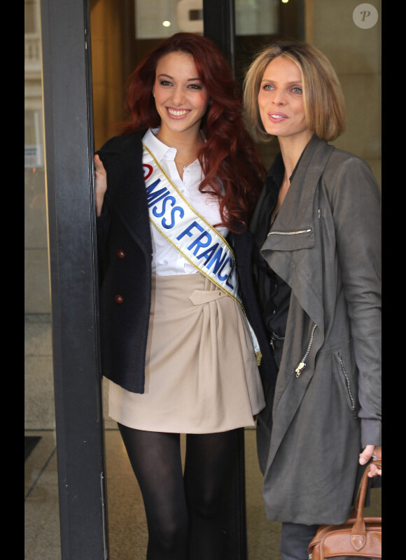 Delphine Wespiser, Miss France 2012, et Sylvie Tellier arrivent chez Europe 1 à Paris le lund 5 décembre 2011