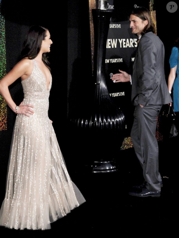 Ashton Kutcher et Lea Michele très complices (trop ?) à la première de New Year's Eve à Los Angeles le 5 décembre 2011