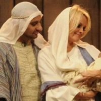 Pamela Anderson : Doux Jésus, la voilà transformée en Sainte Vierge