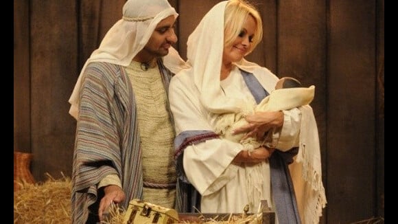 Pamela Anderson : Doux Jésus, la voilà transformée en Sainte Vierge
