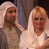 Pamela Anderson parodie la scène de la Nativité, dans l'émission de Russell Peters, le jeudi 1er décembre 2011 sur CTV.