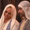 Pamela Anderson parodie la scène de la Nativité, dans l'émission de Russell Peters, le jeudi 1er décembre 2011 sur CTV.