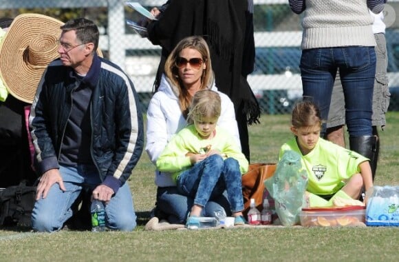 Toujours aussi jolie, Denise Richards soutient sa fille Sam en plein match de foot en compagnie de son autre fille Lola et son père, à Los Angeles, le 3 décembre 2011