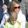 Denise Richards soutient sa fille Sam en plein match de foot en compagnie de son autre fille Lola et son père, à Los Angeles, le 3 décembre 2011