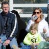 Denise Richards soutient sa fille Sam en plein match de foot en compagnie de son autre fille Lola et son père, à Los Angeles, le 3 décembre 2011