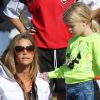 La sublime Denise Richards soutient sa fille Sam en plein match de foot en  compagnie de son autre fille Lola et son père, à Los Angeles, le 3  décembre 2011