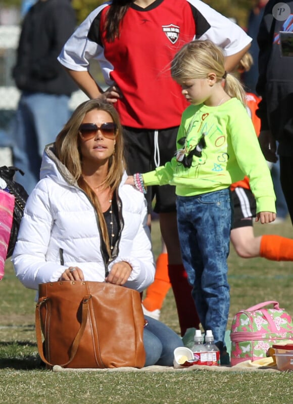 La sublime Denise Richards soutient sa fille Sam en plein match de foot en  compagnie de son autre fille Lola et son père, à Los Angeles, le 3  décembre 2011