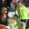 Denise Richards soutient sa fille Sam en plein match de foot en  compagnie de son autre fille Lola et son père, à Los Angeles, le 3  décembre 2011