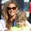 Denise Richards complice avec Lola soutiennent Sam en plein match de foot, à Los Angeles, le 3  décembre 2011