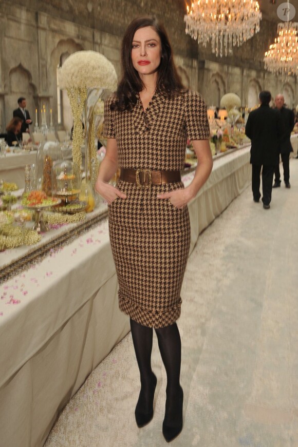 Anna Mouglalis au premier rang du défilé Chanel Paris-Bombay le 6 décembre 2011