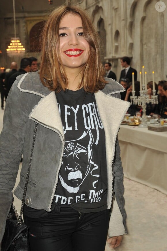 Izïa Higelin au premier rang du défilé Chanel Paris-Bombay le 6 décembre 2011
