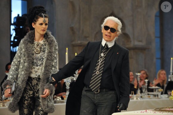 Stella Tennant et Karl Lagerfeld au premier rang du défilé Chanel Paris-Bombay le 6 décembre 2011