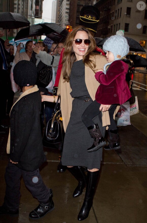 Brad Pitt et Angelina font une razzia chez F.A.O Schwarz avec leurs 6 enfants, à New York. 7 décembre 2011