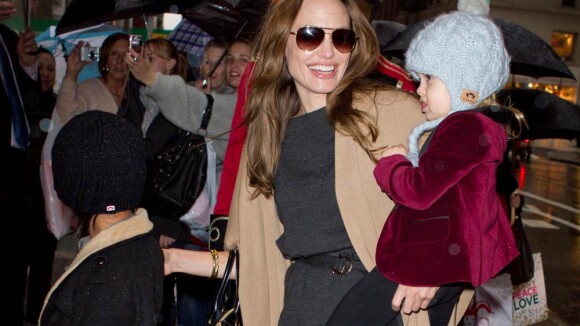 Angelina Jolie : Course aux cadeaux avec son amoureux et leurs six enfants !