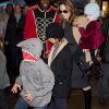 Brad Pitt et Angelina font du repérage pour Noël avec leurs 6 enfants, à New York. 7 décembre 2011