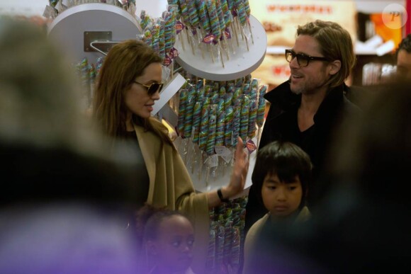 Brad Pitt et Angelina font du repérage pour Noël avec leurs 6 enfants, à New York. 7 décembre 2011