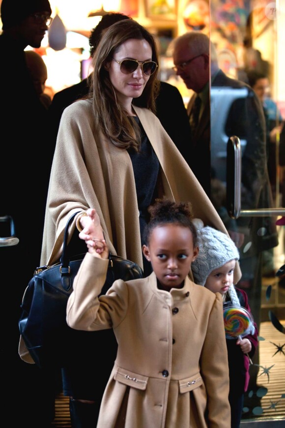 Angelina avec Vivienne et Zahara, à New York. 7 décembre 2011