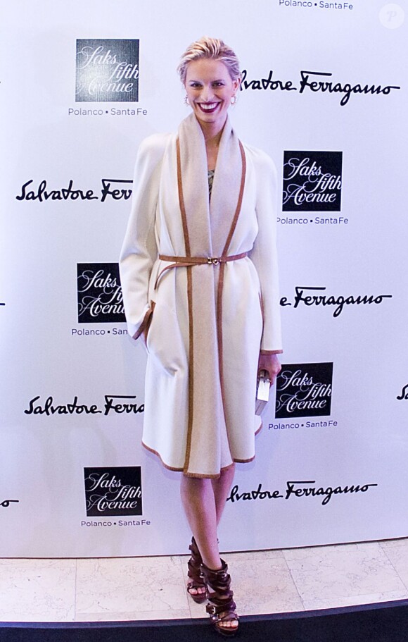 Karolina Kurkova a pris la pose lors de l'événement Ferragamo à Mexico City le 7 décembre 2011