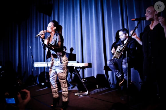Amel Bent chante lors de son showcase à l'Aquarium de Paris, le 7 décembre 2011