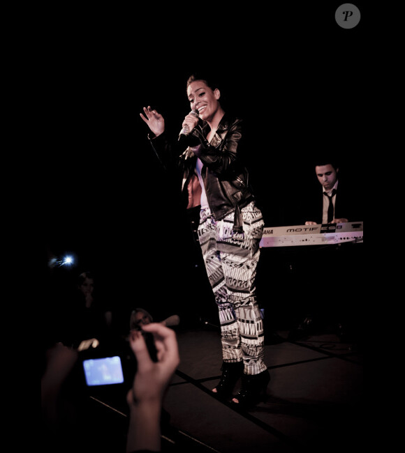 Amel Bent lors de son showcase à l'Aquarium de Paris, le 7 décembre 2011