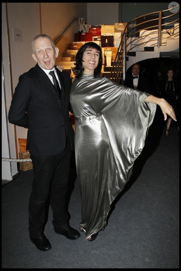 Jean-Paul Gaultier et Blanca Li lors du dîner de charité organisé à l'espace Pierre Cardin à Paris le 10 décembre 2011