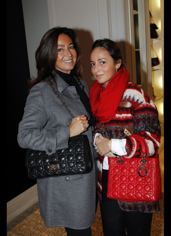 Katia Toledano et sa fille Julia lors d'une séance de dédicace pour le livre A Life in Pictures le 11 décembre 2011 à Paris