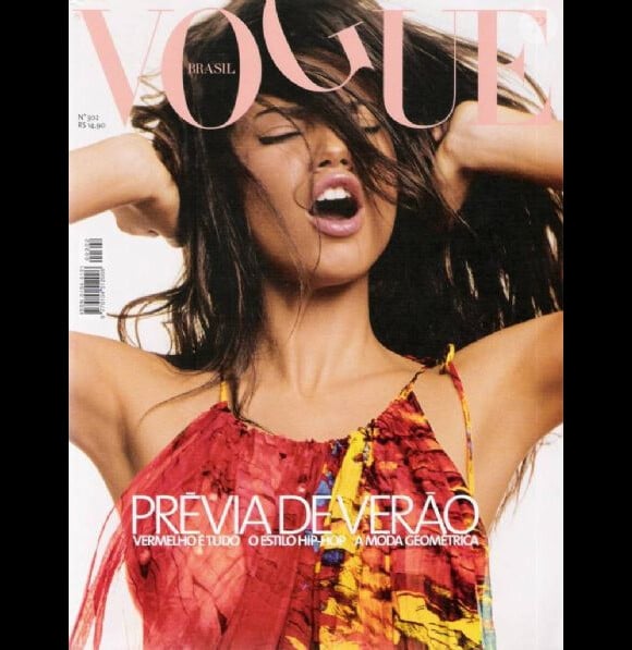 Adriana Lima, déchainée pour la cover du Vogue brésilien. Septembre 2003.