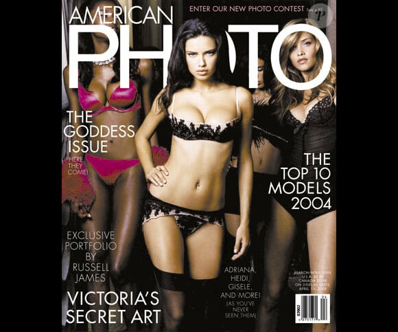 Le mannequin superstar Adriana Lima, en première ligne pour faire la Une du magazine Photo. Mars 2004.