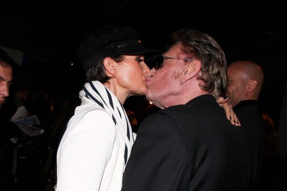 Johnny Hallyday et Laeticia partagent un fougueux baiser à l'avant-première des Tribulations d'une caissière, à Paris le 12 décembre 2011.
