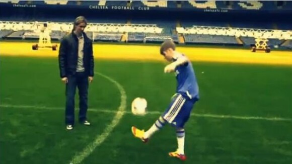 Justin Bieber : Balle au pied, il humilie les stars de Chelsea !