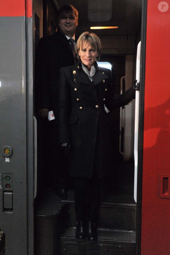 Patricia Kaas accueille les premiers voyageurs de la ligne Paris-Berlin-Moscou, à la gare de l'Est à Paris, le 13 décembre 2011.