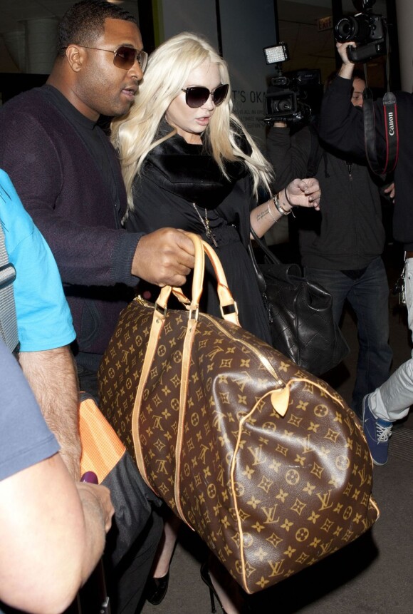 Préoccupée et en retard, Lindsay Lohan arrive à l'aéroport de Los Angeles le 13 décembre 2011
