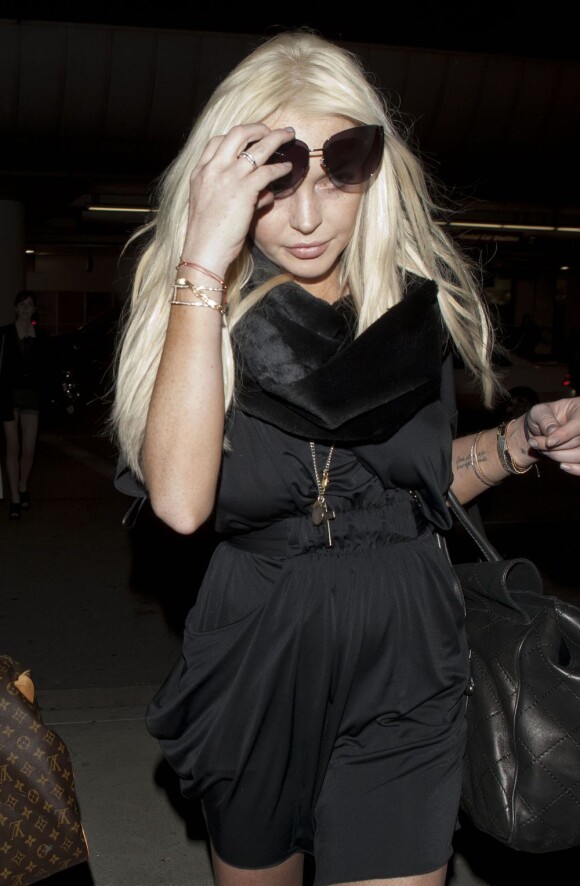 Stressée, Lindsay Lohan arrive à l'aéroport de Los Angeles le 13 décembre 2011