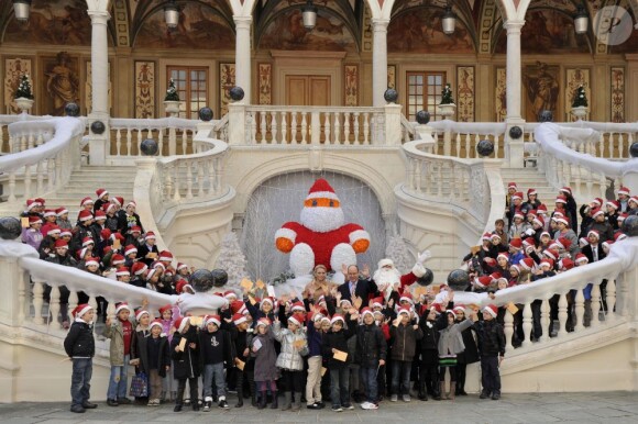 Charlene et Albert de Monaco lors du Noël du Rocher ont ravi les enfants le 14 décembre 2011