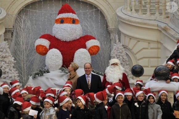 Charlene et Albert de Monaco lors du Noël du Rocher ont ravi les enfants le 14 décembre 2011