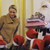 La princesse Charlene a donné le sourire aux enfants en distribuant des cadeaux lors du Noël du Rocher le 14 décembre 2011