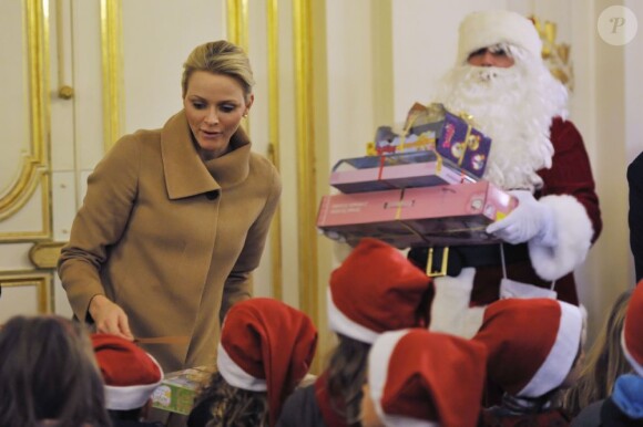 La princesse Charlene a donné le sourire aux enfants en distribuant des cadeaux lors du Noël du Rocher le 14 décembre 2011