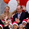 La princesse Charlene de Monaco et Albert de Monaco ont donné le sourire aux enfants pour le Noël de Monaco organisé le 14 décembre 2011