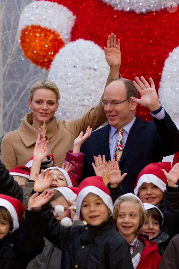 La princesse Charlene de Monaco et Albert de Monaco ont donné le sourire aux enfants pour le Noël de Monaco organisé le 14 décembre 2011