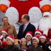 La princesse Charlene de Monaco et Albert de Monaco ont donné le sourire  aux enfants pour le Noël de Monaco organisé le 14 décembre 2011