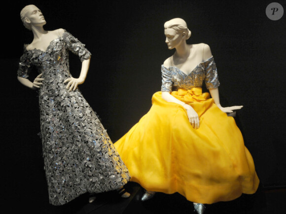 Les nombreuses robes d'Elizabzth Taylor, exposées le 1er décembre 2011 à Los Angeles.