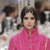 Sarah Margaret Qualley au défilé Chanel Paris-Bombay le 6 décembre 2011