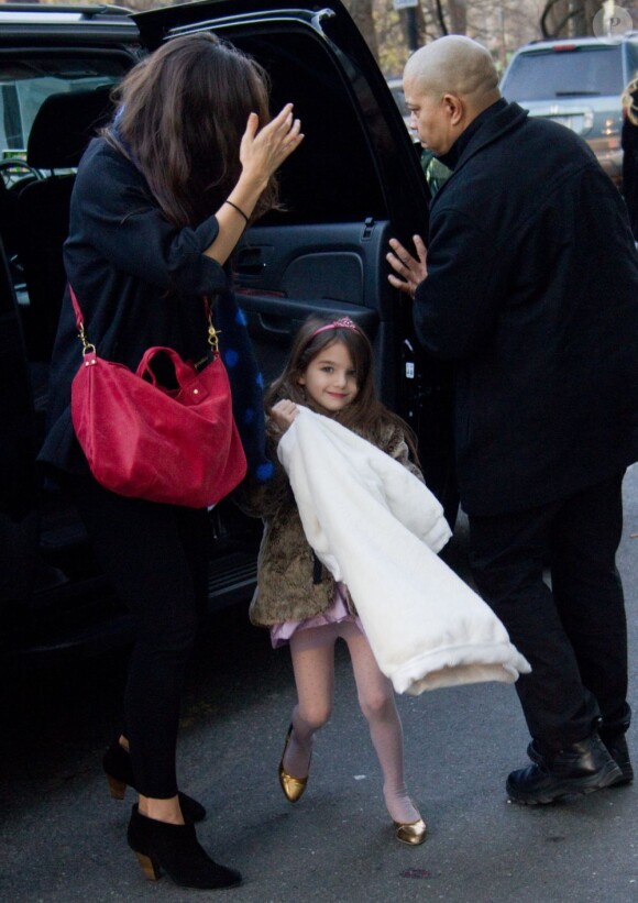 Suri Cruise en compagnie de sa maman Katie Holmes a ressorti ses talons dorés pour briller à New York. Le 14 décembre 2011