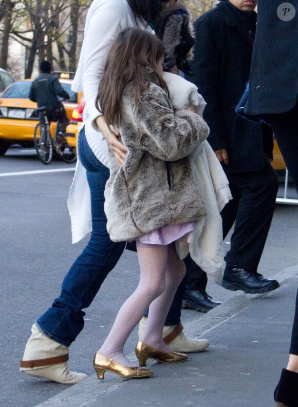Suri Cruise et sa maman Katie Holmes lors d'une balade à New York le 14 décembre 2011