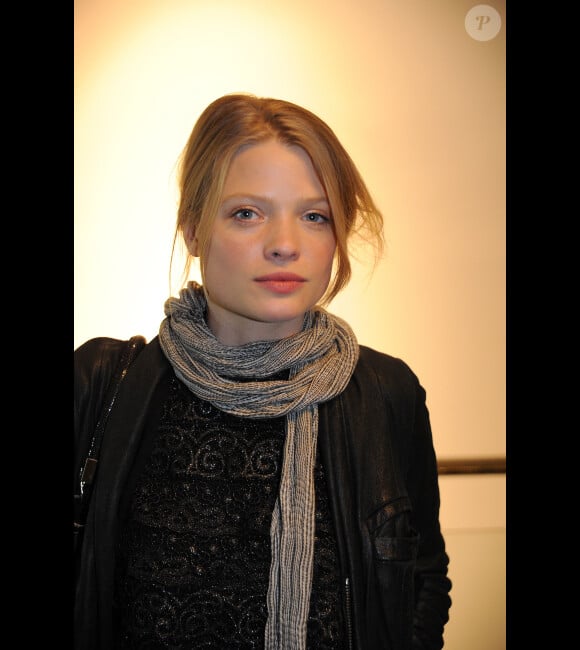 Mélanie Thierry présente le court métrage La vitesse du passé, à Paris le 15 décembre 2011.