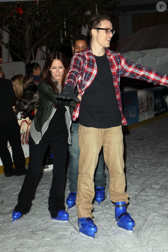 Hilares, Jennifer Love Hewitt et son chéri Jarod Einshohn sur la patinoire lors de la première de Disney on ice : Toy Story 3, à Los Angeles le 14 décembre 2011