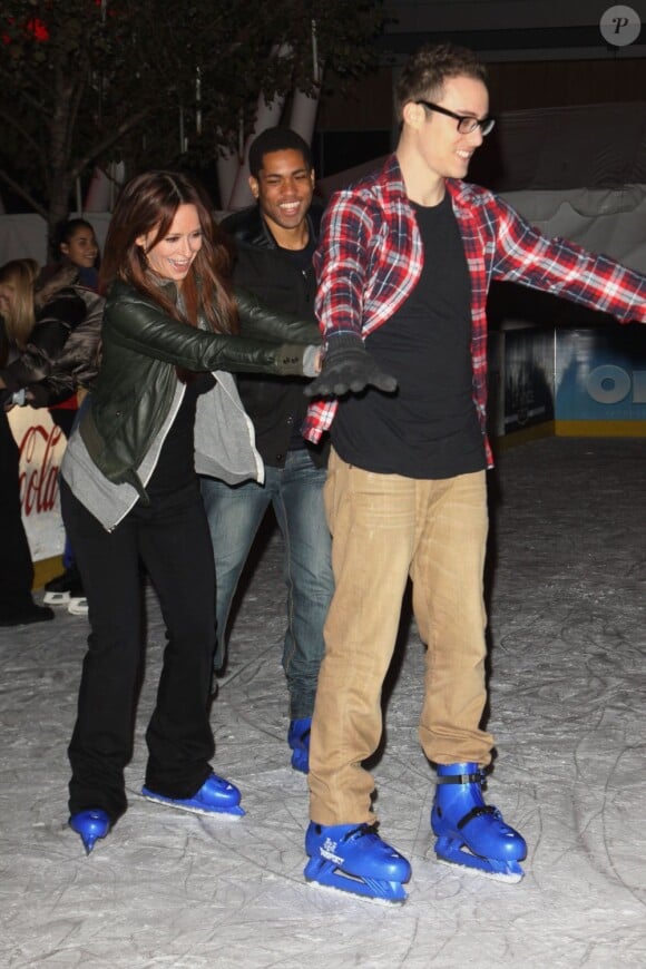 Amoureuse, Jennifer Love Hewitt et son chéri Jarod Einshohn sur la patinoire lors de la première de Disney on ice : Toy Story 3, à Los Angeles le 14 décembre 2011