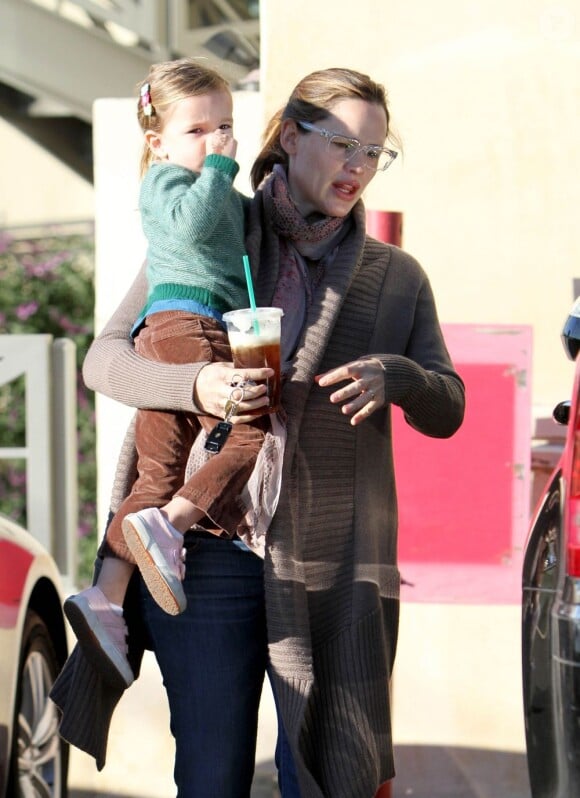 Jennifer Garner se promène avec sa plus jeune fillette, Seraphina. 16 décembre 2011
